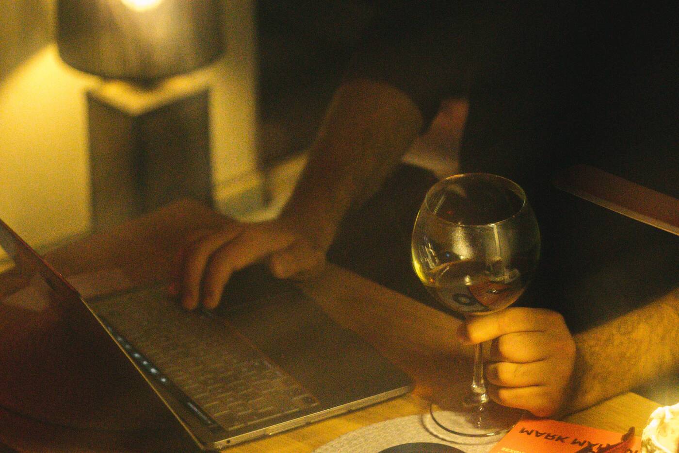 Client qui magasine un entrepreneur sur un ordinateur portable, le soir, à la maison