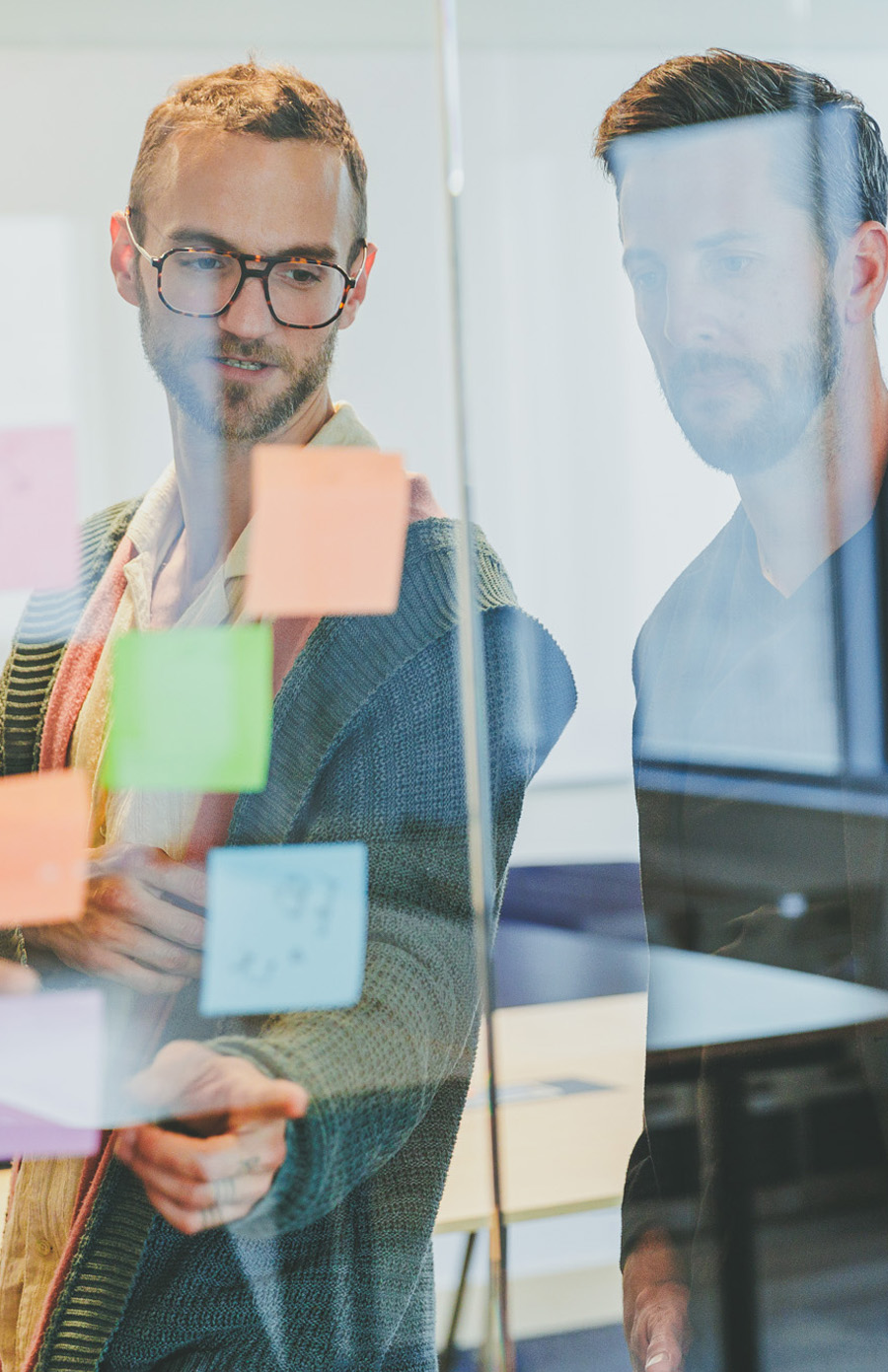 L'équipe d'Effet Cumulatif au travail sur la conception d'un site web