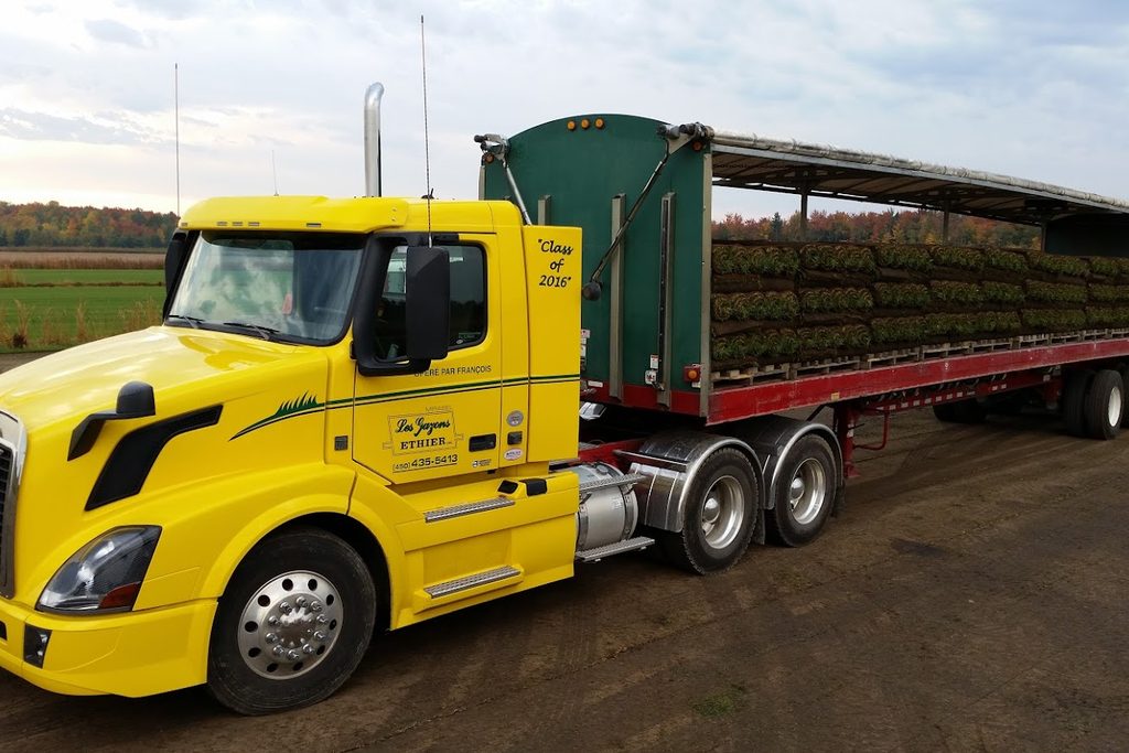 Camion des Gazons Ethier chargé de rouleaux de gazon, prêt à partir des champs de Mirabel