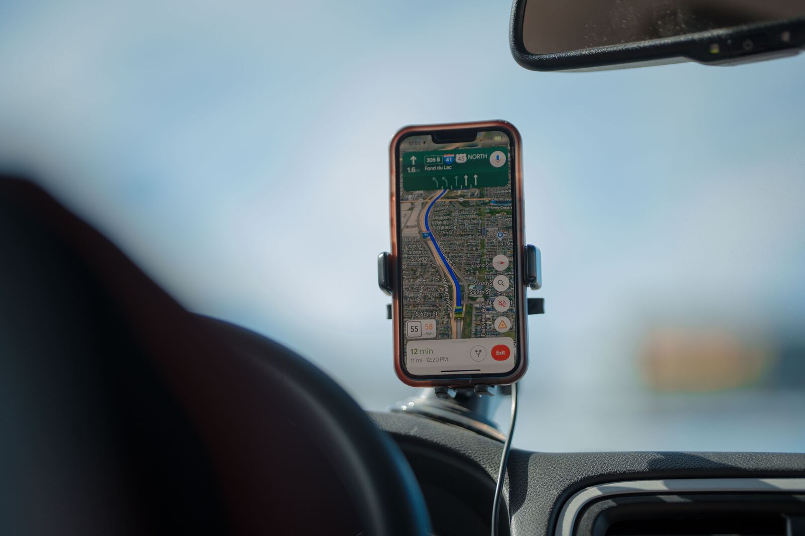 Recherche d'un entrepreneur sur Google Maps depuis un téléphone, dans un véhicule