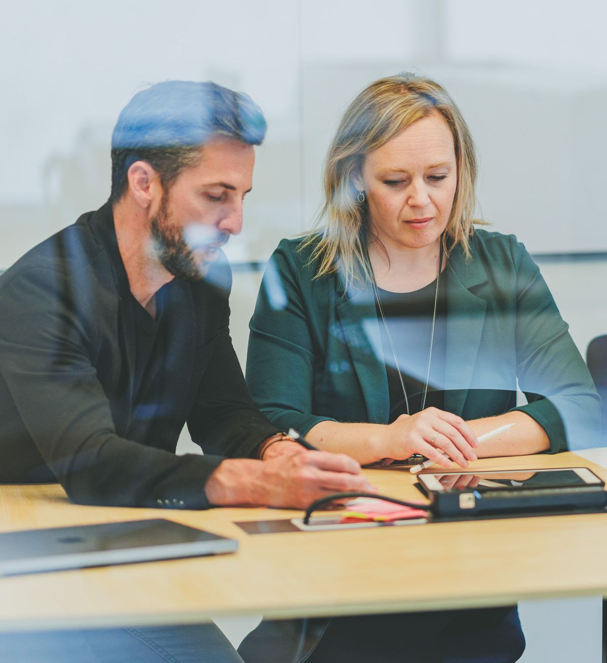Plan de travail avec notes et ordinateur portable