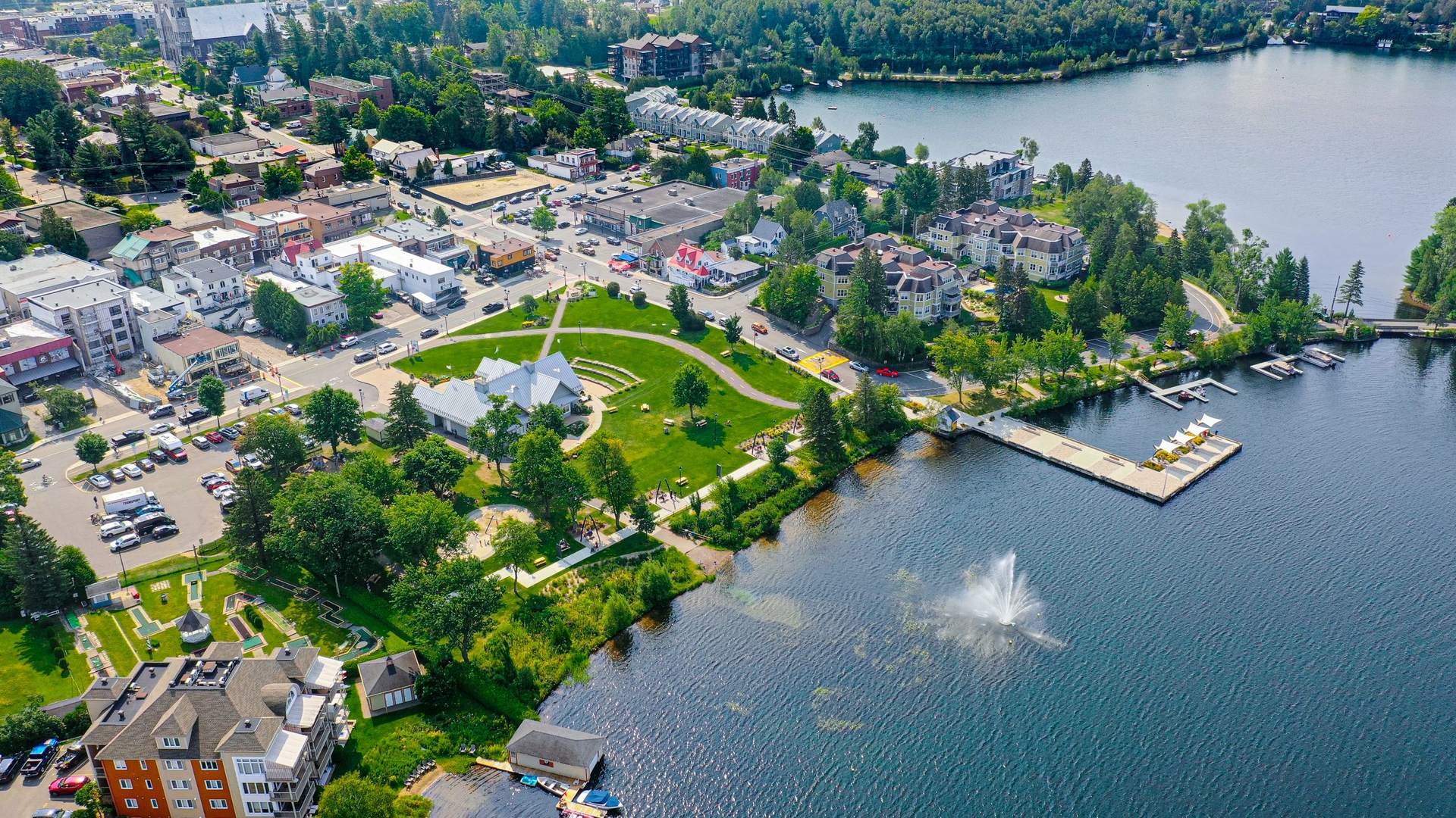 Vue aérienne du centre-ville de Sainte-Agathe-des-Monts et du lac des Sables